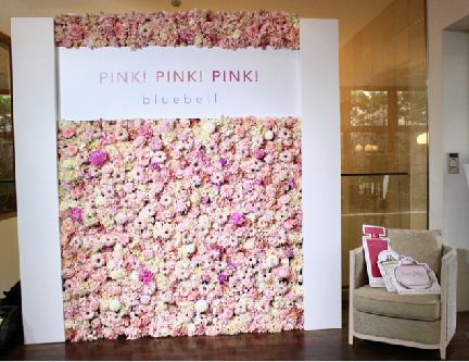 数種のガーベラにピオニー、ローズ、ダリアなどを重ね合わせた可憐な花々のウェルカムパネル