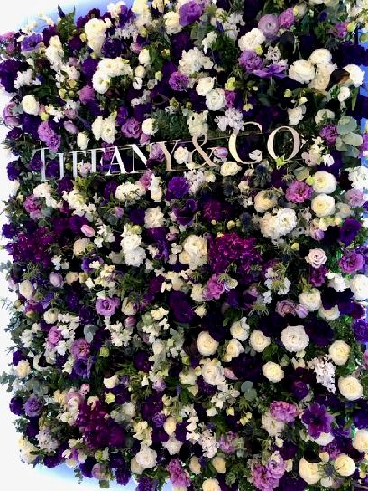 ラナンキュラス、アネモネ、スイートピーなどの春の花々の香りに包まれるフラワーウォール