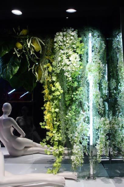 ウィステリアがしな垂れながら咲き誇りスイートピーやエアプランツが遊びのある動きを見せる