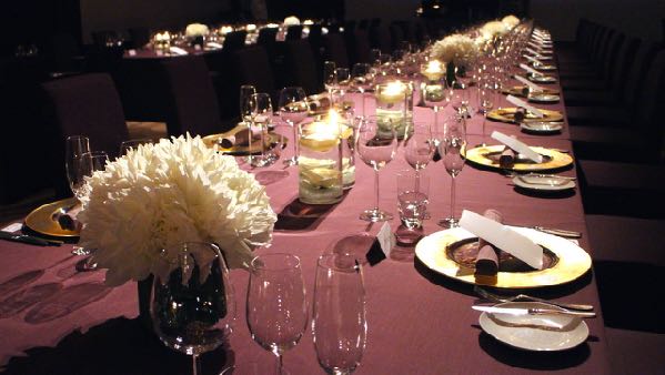 浮遊するキャンドルライト