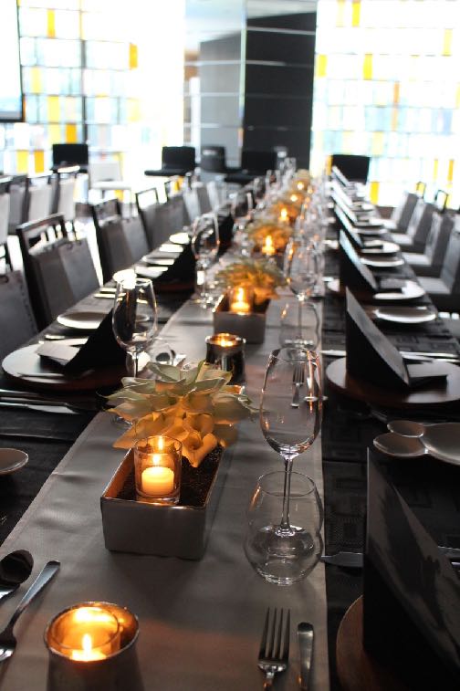 カラーリリィ1種のクリーンなアレンジ